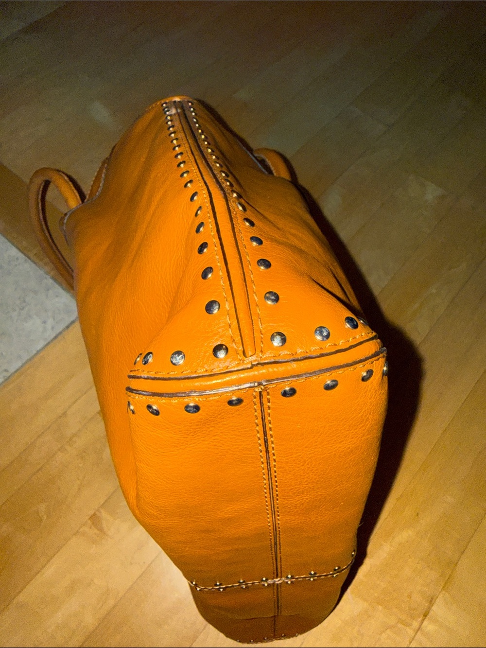 Michael Kors Astor Studded Shoulder Tan Leather Drawstring Tote Like New - Picture 5 of 8